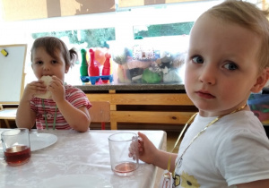 Dzieci jedzą podwieczorek.